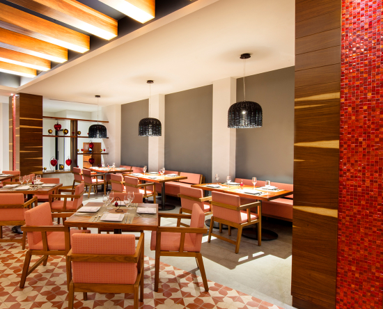 Área de comedor del restaurante mexicano Rojo Coraz